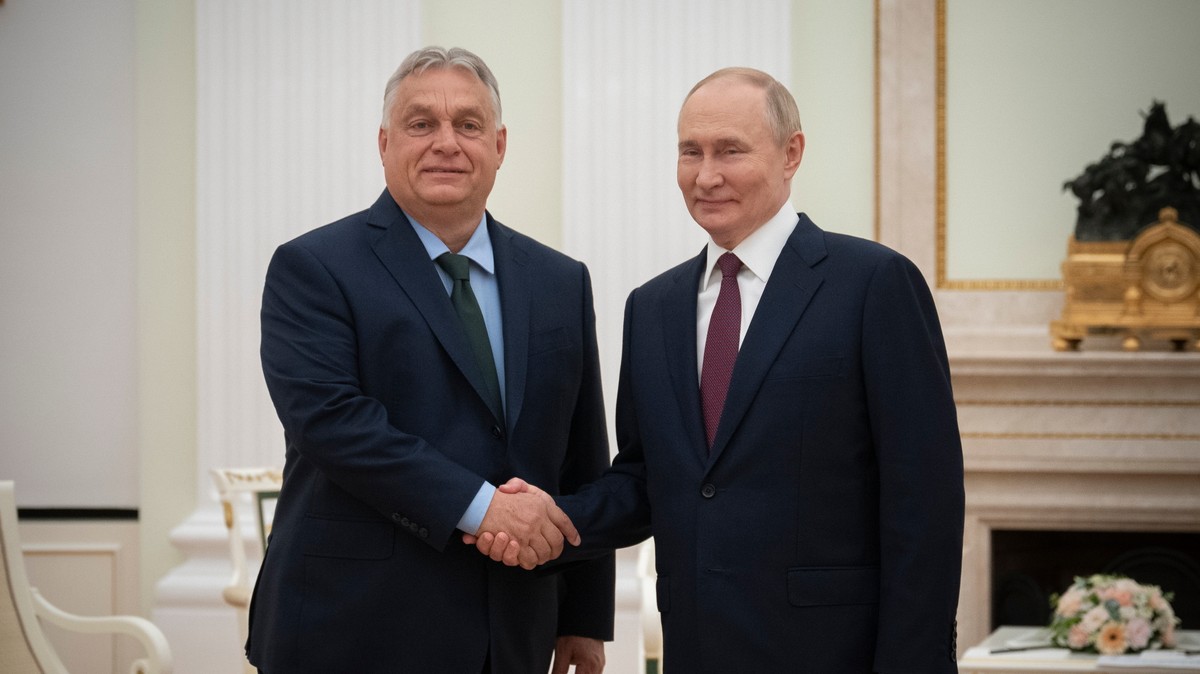 Kiderült, ki hívta Orbánt Moszkvába – Cserébe az Európai Bizottság megint keresztbe tehet Budapestnek