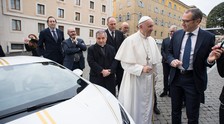 Elkelt Ferenc pápa Lamborghinije /Fotó: AFP