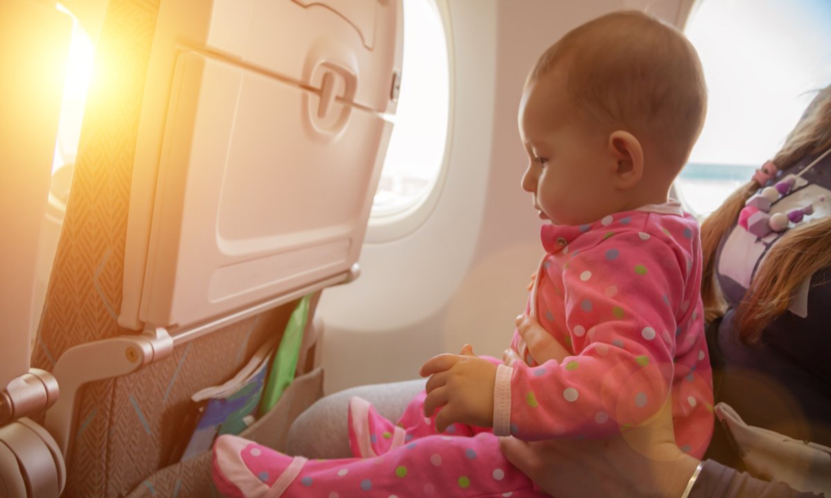 Trzy razy przewijała dziecko na fotelu w samolocie. "Śmierdziało" – skarży się pasażerka