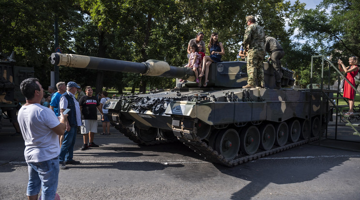 Érdeklődők a a Leopard 2A4HU harckocsit nézik a Magyar Honvédség technikai bemutatóján az augusztus 20-i nemzeti ünnephez kapcsolódó programon a városligeti Kós Károly sétányon 2021. augusztus 21-én. / Fotó: MTI/Mónus Márton