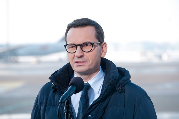 Premier Mateusz Morawiecki podczas konferencji prasowej na lotnisku Okęcie w Warszawie