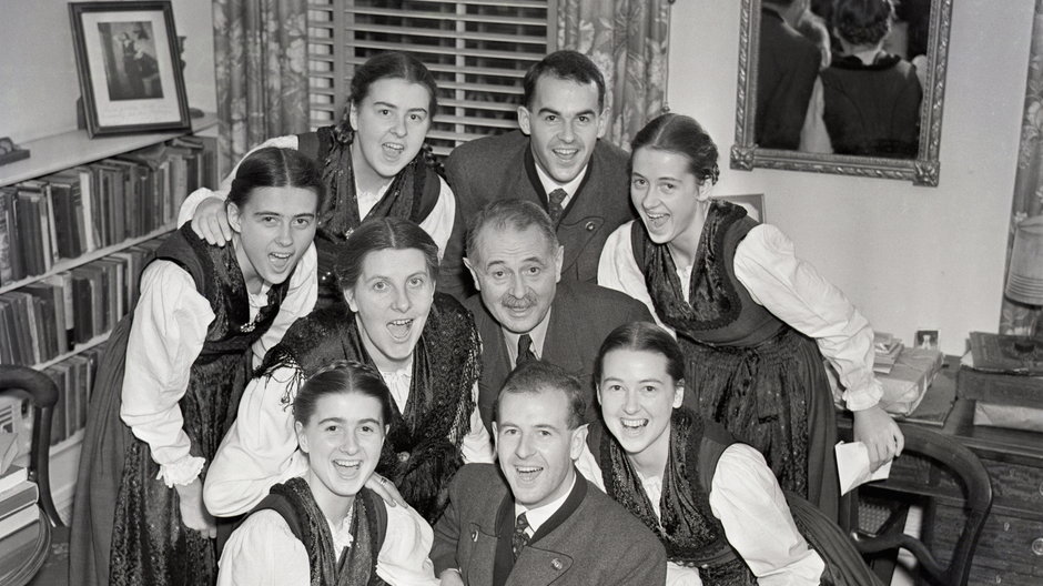 Rodzina von Trappów rozśpiewująca się przed występem w Nowym Jorku, ok. 1938 r.