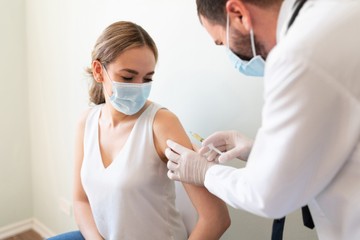 Koronavírus-oltás: ezen múlik, hogy ágynak dönti vagy meg sem érzi
