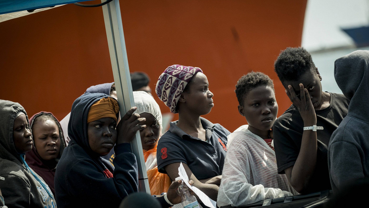 Dziesiąty miesiąc z rzędu spada liczba migrantów przypływających do Włoch - poinformowało dziś MSW. Od stycznia do kwietnia przybyło około 9500 osób, czyli o 75 procent mniej niż w czterech pierwszych miesiącach 2017 roku, gdy było ich 37 tysięcy.