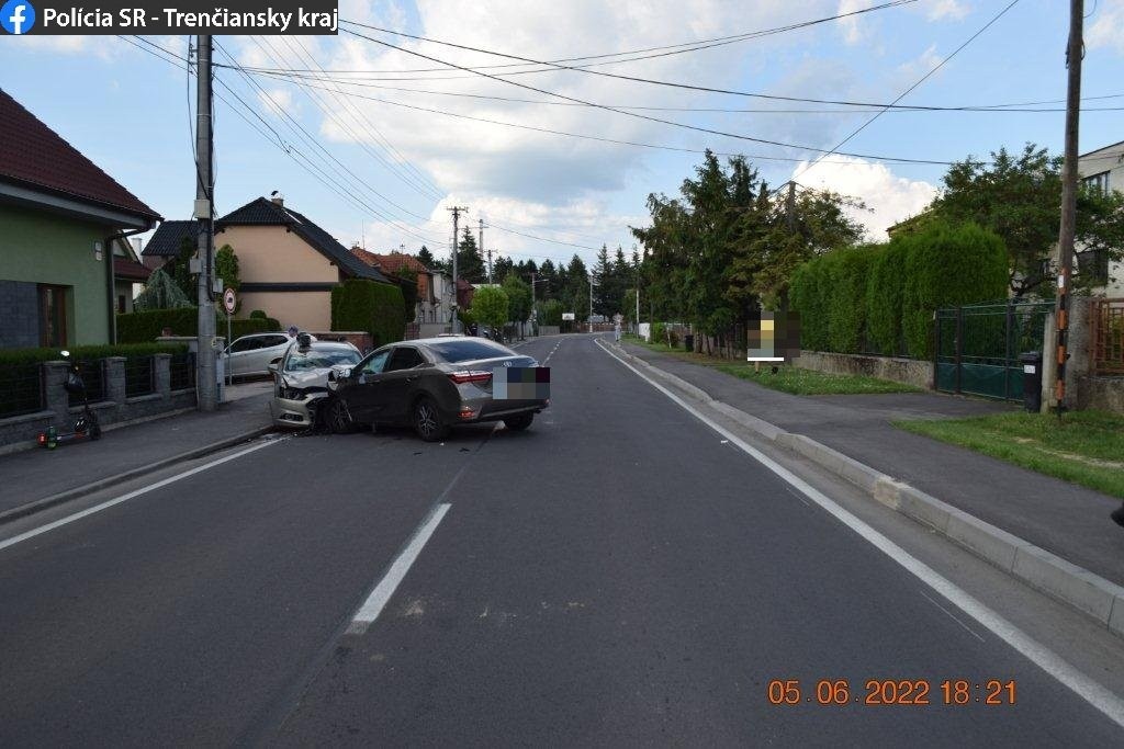 Pri čelnej zrážke dvoch osobných áut sa ľahko zranili ďalšie dve osoby.