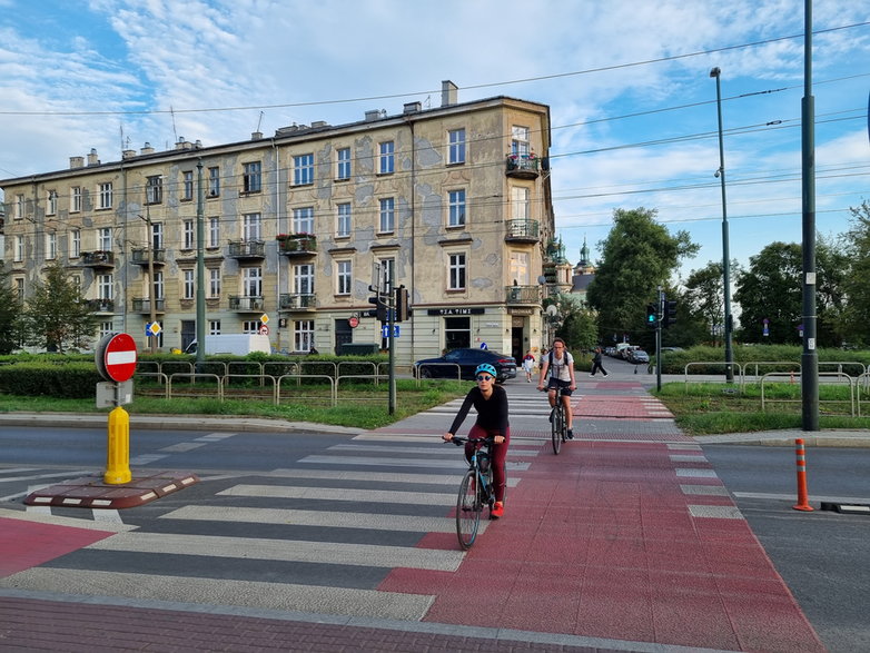 Przejazd rowerowy przez ulicę Dietla w pobliżu mostu Grunwaldzkiego w Krakowie.