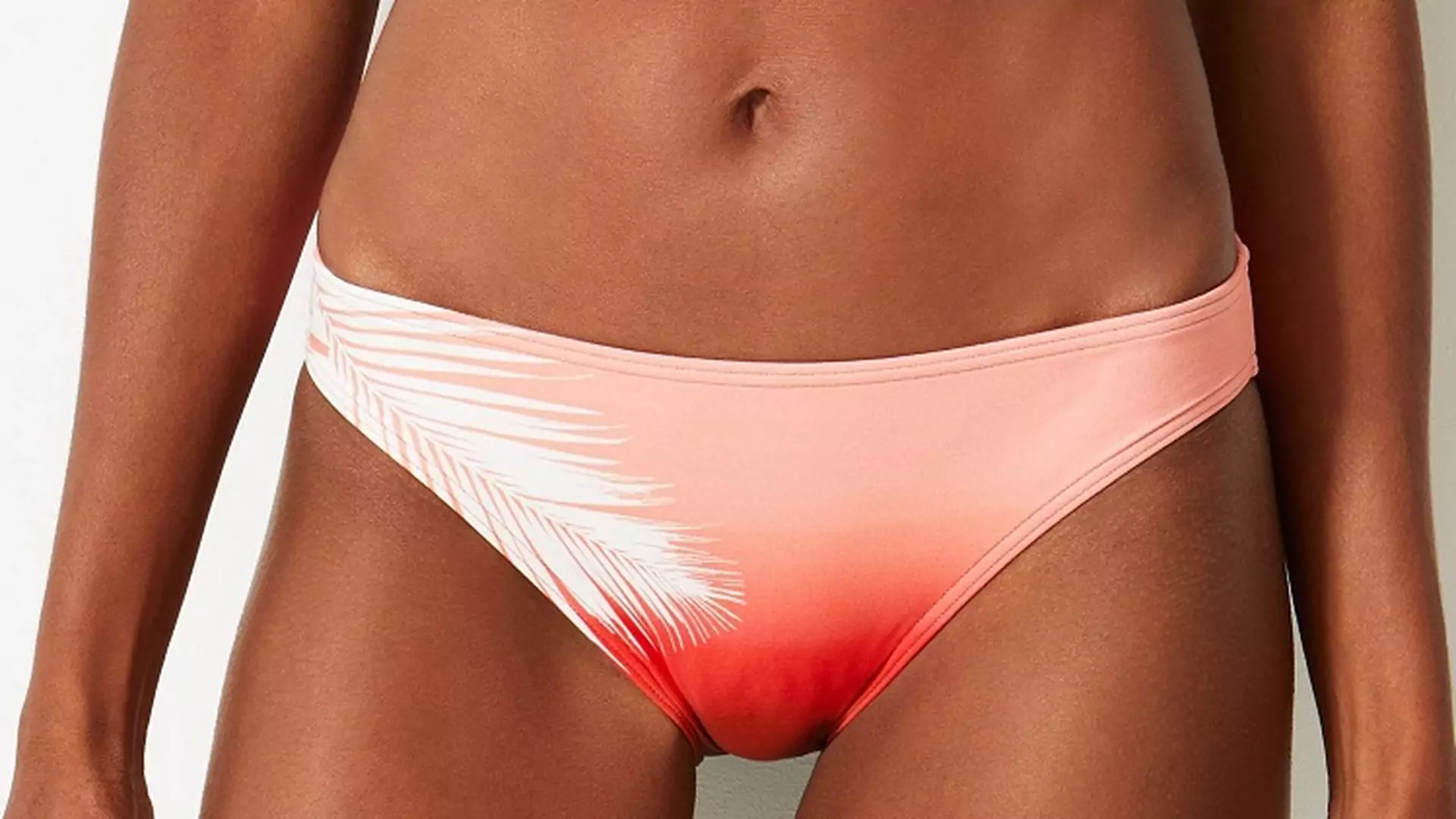 Kontrowersyjny projekt od Marks & Spencer. Bikini "splamione" krwią menstruacyjną wyprzedane