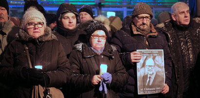 Łódź. Światełko pamięci dla Pawła Adamowicza