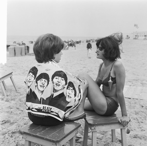 Fanowskie gadżety były popularne już w latach 60. Ręcznik plażowy z wizerunkiem pewnych jegomości... 
