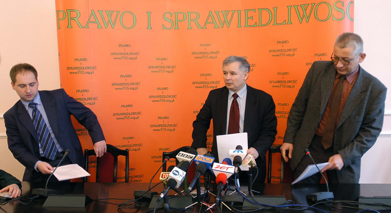 Zdjęcie z kwietnia 2004 r. Konferencja prasowa PiS. Od lewej Adam Bielan, Jarosław Kaczyński i Ludwik Dorn