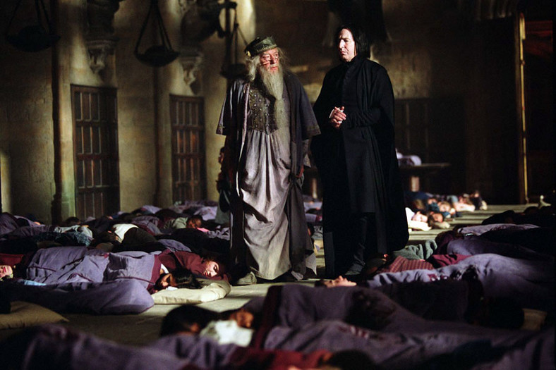 Michael Gambon jako Albus Dumbledore i Alan Rickman jako Severus Snape w filmie "Harry Potter i więzień Azkabanu"