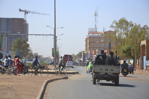 Policyjny patrol na ulicy Wagadugu, stolicy Burkiny Faso