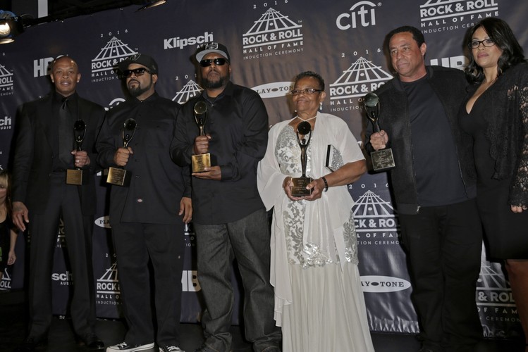 Raperzy z N.W.A.: Dr. Dre, Ice Cube, MC Ren, matka Eazy-E, Kathy Wright, DJ Yella i żona Eazy-E, Tomica Wright podczas ceremonii wprowadzenia do Rock and Roll Hall of Fame
