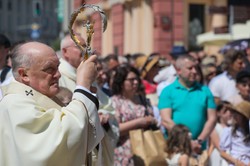 Boże Ciało 2023. Kardynał Nycz: Kościół jest powszechny, a nie narodowy