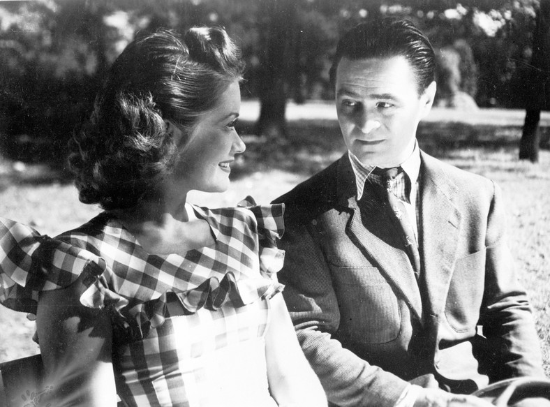 Scena z filmu "Skarb" w reż. Leonarda Buczkowskiego. Na zdjęciu: Alina Janowska i Adolf Dymsza (1948 r.)