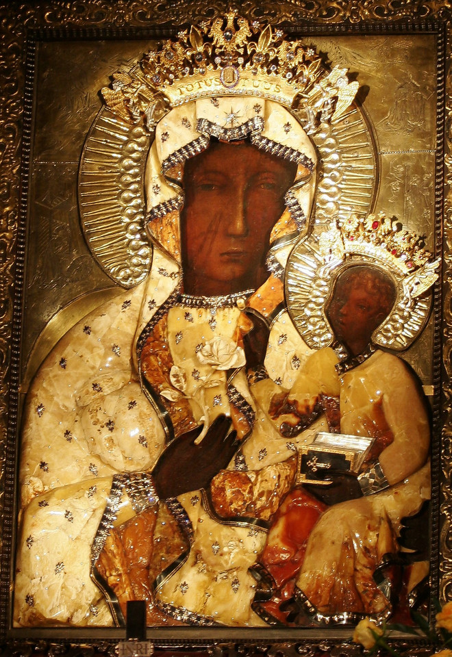 Obraz Czarnej Madonny w złotych koronach, które papież Jan Paweł II pobłogosławił w przeddzień swojej śmierci i w bursztynowo-brylantowej sukience, którą wykonał artysta bursztynnik z Gdańska Mariusz Drapikowski