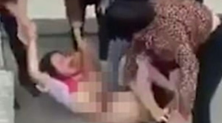 Kegyetlenül megalázták és megverték a kínai terhes nőt
