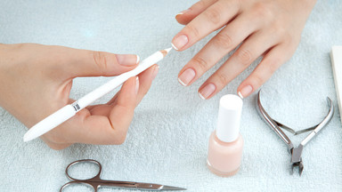 Idealny francuski manicure? Ten trik pozwoli ci wykonać go w domu!