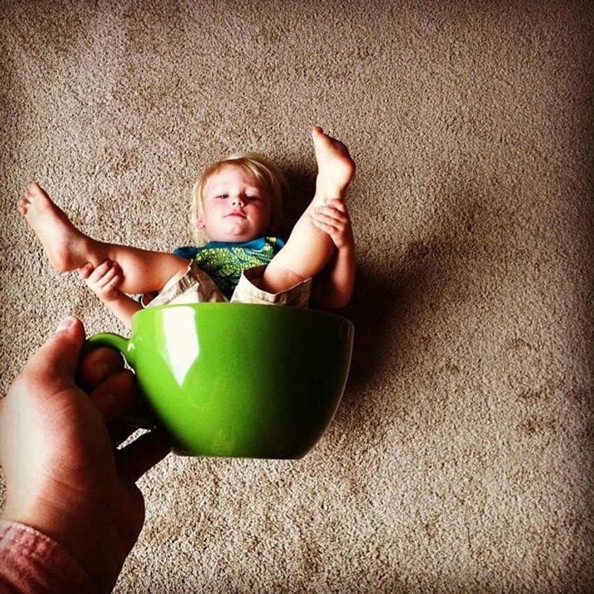 Oprez: S obzirom na to da deca brzo rastu, trebaće vam sve veće šolje   Ova devojčica se zabavila dok je sa mamom pravila smešnu fotografiju