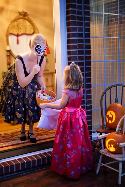 Dziś kostiumy to część zabawy w Halloween. Kiedyś przebranie pełniło funkcję ochronną Fot. Jill Wellington z Pexels
