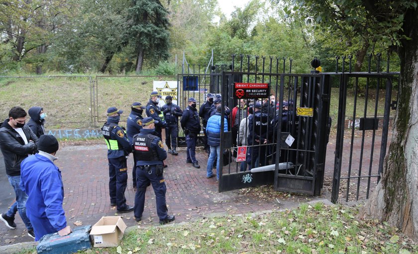 W asyście policji i straży miejskiej. Nadzór budowlany zamyka Skrę