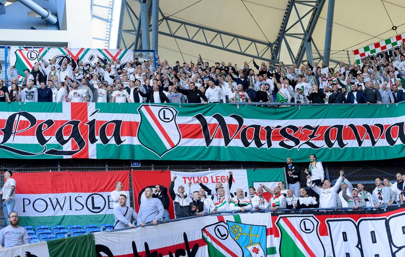 Kibice Legii Warszawa podczas meczu piłkarskiej Ekstraklasy z Lechem Poznań