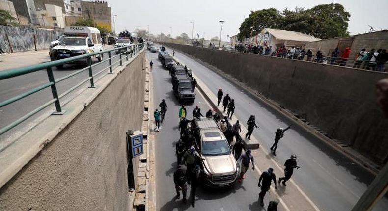 Le véhicule d'Ousmane Sonko sur la corniche le 16 février 2023