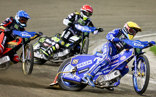 Szwed Antonio Lindbaeck (kask czerwony), Australijczyk Max Fricke (niebieski) i Polak Bartosz Zmarzlik (żółty) w jednym z biegów podczas żużlowego Grand Prix w Gorzowie Wielkopolskim