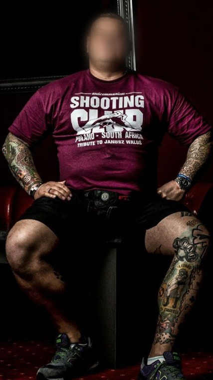 Marek B., neonazista z Wrocławia w koszulce "Janusz Waluś Shooting Club" gloryfikującą czyn Polaka, który w 1993 r. zamordował południowoafrykańskiego działacza partii komunistycznej Chrisa Haniego.  