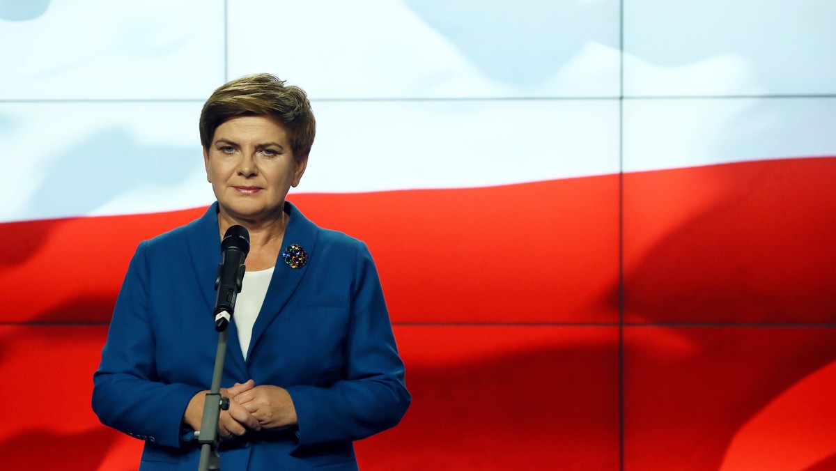 Kandydatka PiS na premiera Beata Szydło powiedziała dzisiaj, że nie widzi powodu, żeby odpowiedzieć na zaproszenie europosła PO Janusza Lewandowskiego i debatować z nim o przyszłości polskiej gospodarki. Zadeklarowała natomiast gotowość debaty z premier Ewą Kopacz.