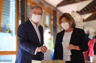 Laschet z CDU/CSU deklaruje gotowość do rozmów o koalicji z Zielonymi i FDP