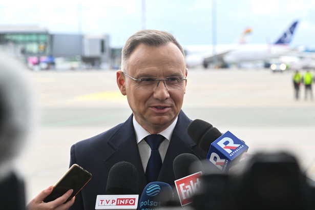 Prezydent Andrzej Duda podczas konferencji prasowej na warszawskim lotnisku. (sko) PAP/Radek Pietruszka