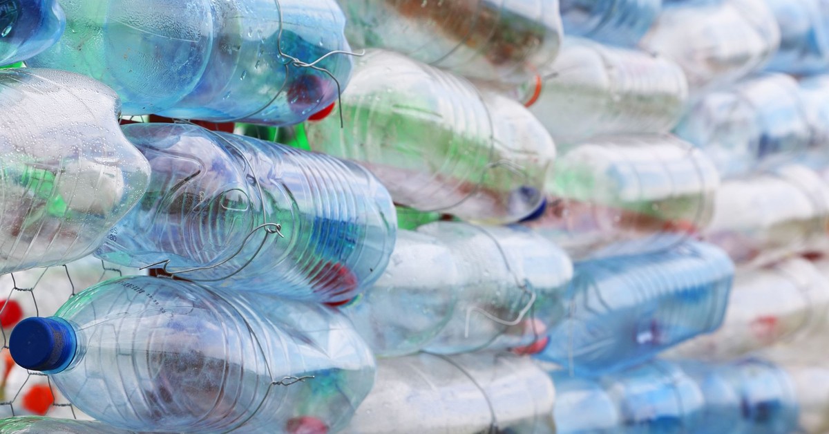 Koniec darmowych butelek! Teraz będzie kaucja za butelki plastikowe. System kaucyjny w Polsce od 1 października 2025