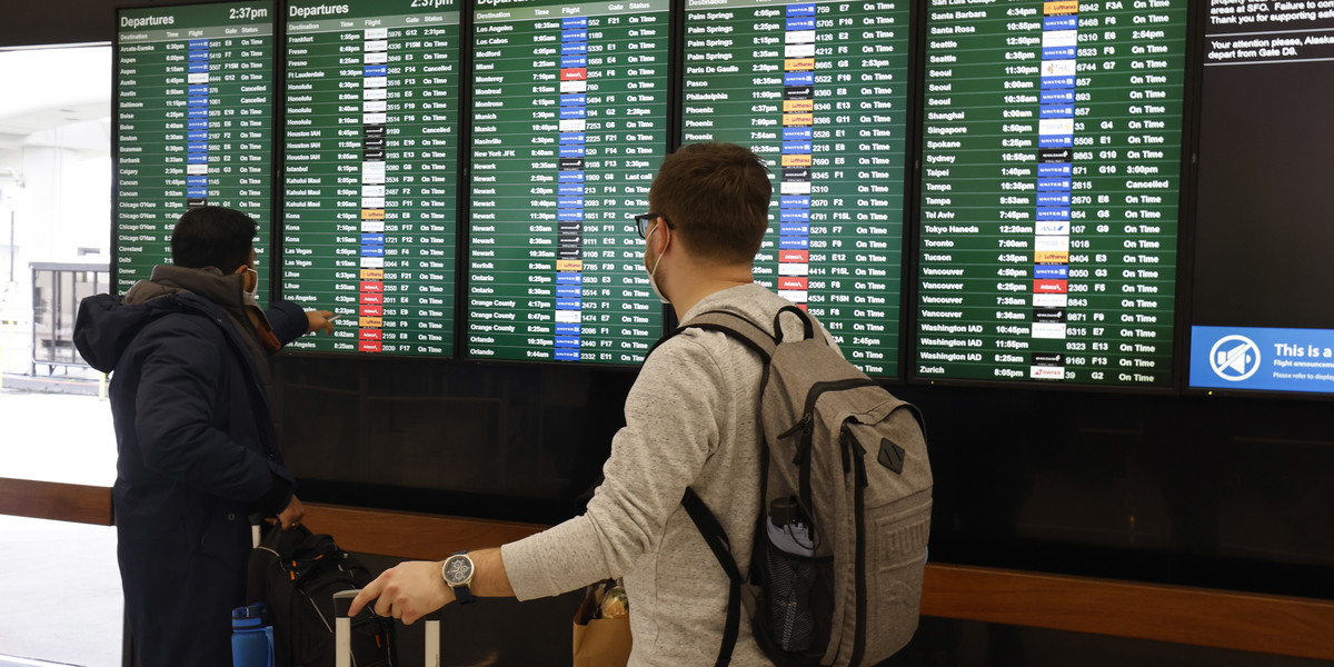 Podróżni sprawdzają informacje o lotach na międzynarodowym lotnisku w San Francisco w USA. W Wigilię Bożego Narodzenia tysiące lotów zostało odwołanych na całym świecie. 