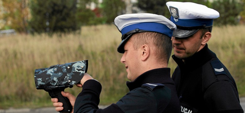 Nowy skandal! Dwa tysiące policyjnych radarów łapie kierowców nielegalnie