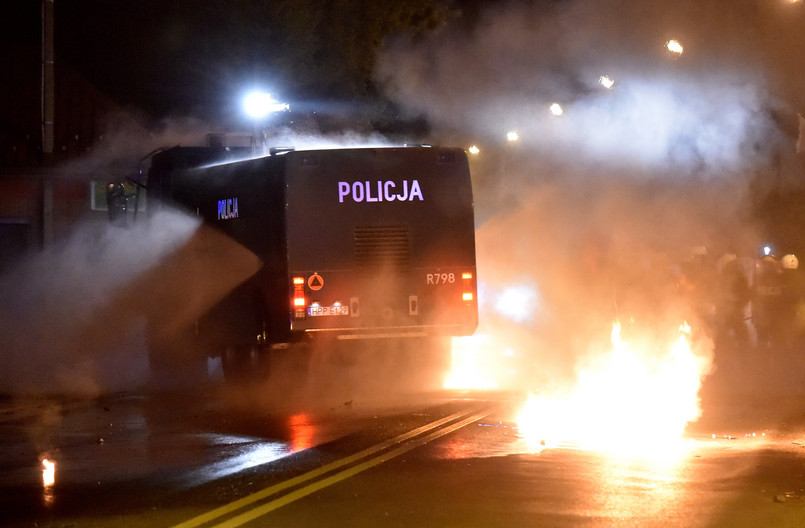 W Knurowie, gdzie w nocy pseudokibice wszczęli zamieszki przed komisariatem policji, jest już spokojnie. Policjanci zatrzymali co najmniej siedem osób, które zachowywały się agresywnie. Tragedia na meczu. Kibic zginął w czasie policyjnej interwencji. WIDEO TYLKO OD 18 LAT