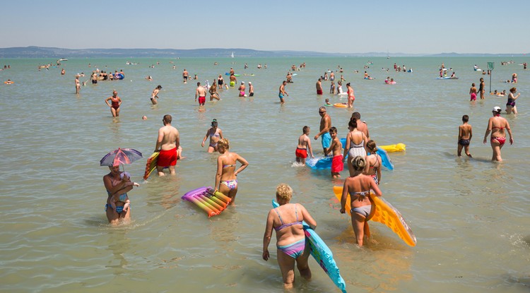 Fürdőzők a Balatonlellénél