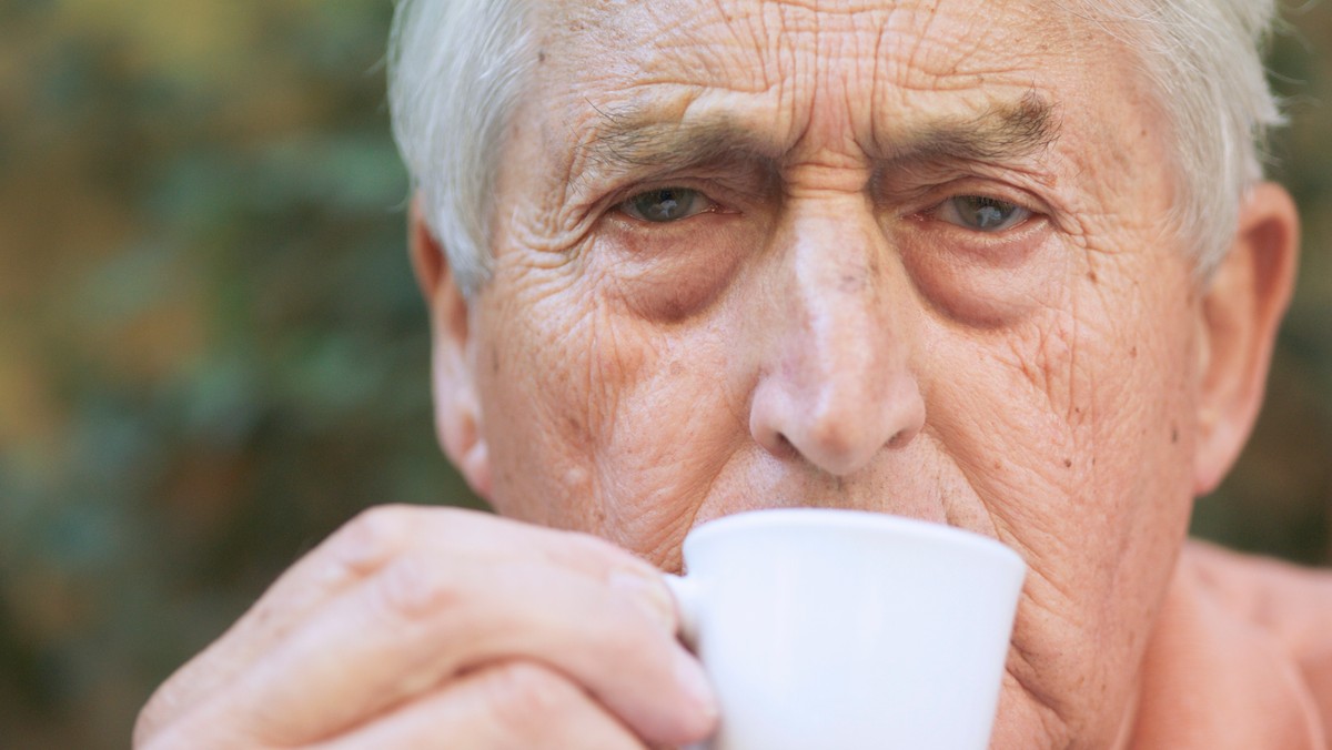 Rzesze wielbicieli kawy, którzy nie wyobrażają sobie dnia bez latte, cappucino, frappe czy po prostu kubka gorącego naparu mogą odetchnąć z ulgą: z najnowszych badań wynika, że dzięki swoim przyzwyczajeniom mają szanse na dłuższe życie.