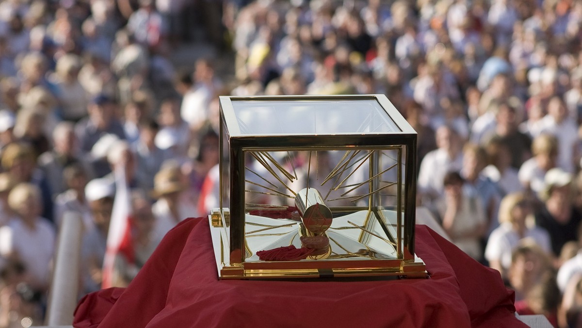 Relikwie dłoni bł. ks. Jerzego Popiełuszki zostaną intronizowane w poznańskim kościele Matki Boskiej Bolesnej we wtorek, w 26. rocznicę śmierci męczennika. W kościele tym w latach 80. odbywały się poznańskie msze za ojczyznę.