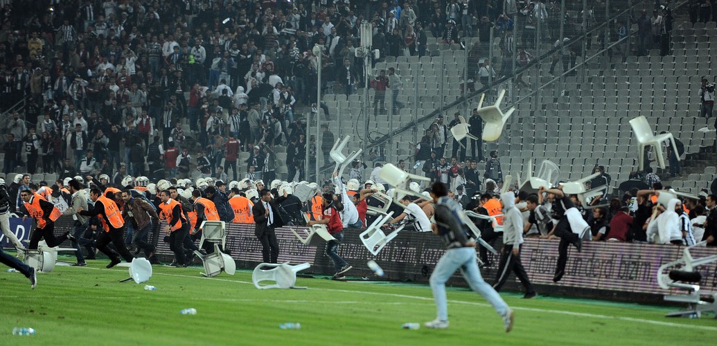 Awantura w Stambule. Krzesła latały po boisku