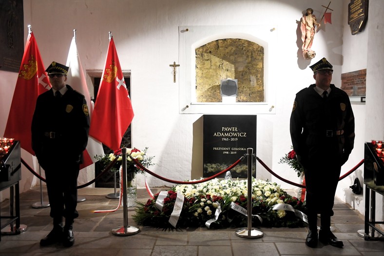 Tumba de Paweł Adamowicz en la Basílica de Santa María en Gdańsk