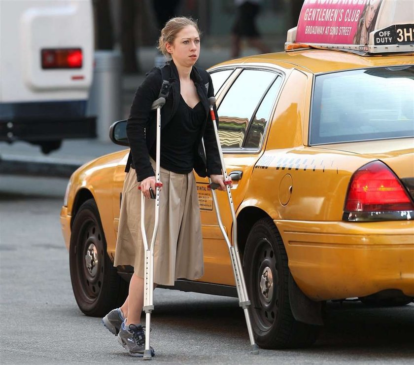 Chelsea Clinton w bucie ortopedycznym