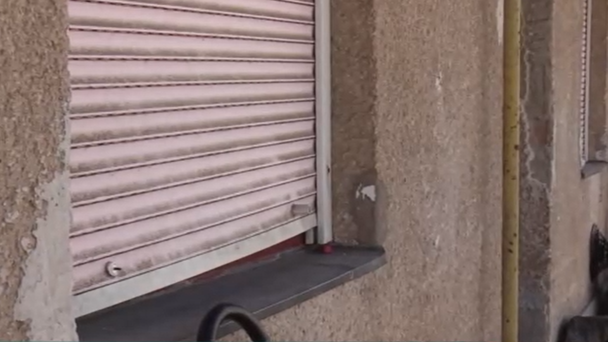 Ebben az ablakban nyomta el az álom a nógrádi betörőt – videó