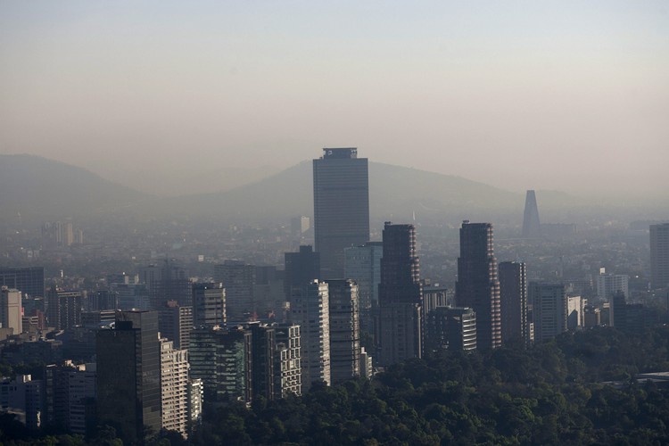 Plagą Meksyku jest smog, spowodowany dużą liczba samochodów oraz słabą cyrkulacją powietrza. Meksyk jest położony na wyżynie i otoczony przez góry: od południowego zachodu jest Sierra de las Cruces, od południa Ajusco i Chichinautzin, od wschodu Nevada, a od północy Sierra de Guadalupe.

Na zdjęciu: Dzielnica Polanco