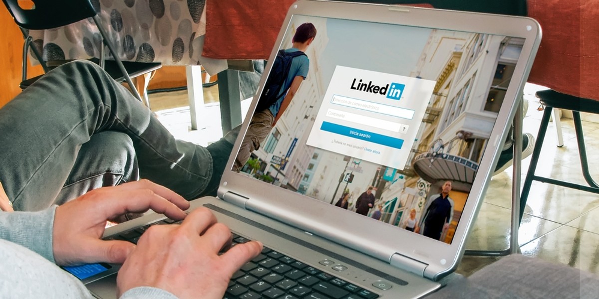 LinkedIn poza szukanie pracy lub pracownika pozwala krować swoją markę osobistą