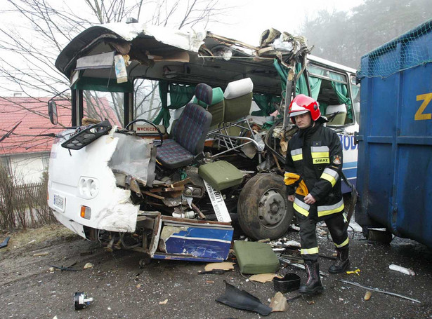 Roztrzaskał autobus na stalowym kontenerze