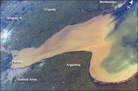 Mętne ujście rzek Urugwaj i Parana. Pogranicze Urugwajsko-argentyńskie. Widok z kosmosu. Fot. NASA