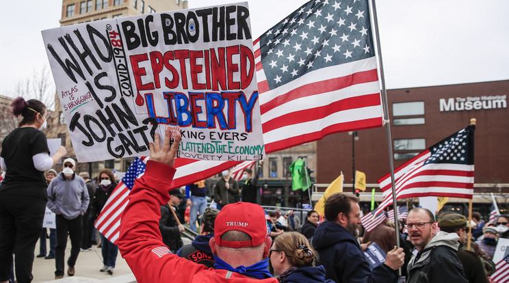 A korlátozó intézkedések feloldását követelik tüntetők a Wisconsin állambeli Madisonban 2020. április 24-én. Fotó: .MTI/EPA/Tannen Maury