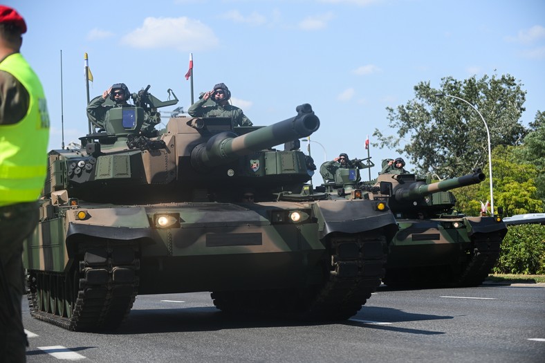 Warszawa, 15.08.2025. Defilada wojskowa na warszawskiej Wisłostradzie, w ramach obchodów Święta Wojska Polskiego, 15 bm. Tegoroczna defilada wojskowa odbywa się pod hasłem „Dziękujemy za Waszą służbę”. (mr) PAP/Marcin Obara