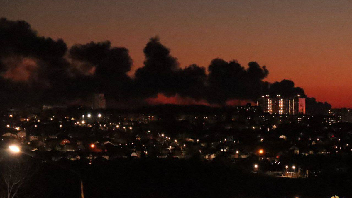 Atak drona na lotnisko w Kursku. Duży słup dymu nad miastem